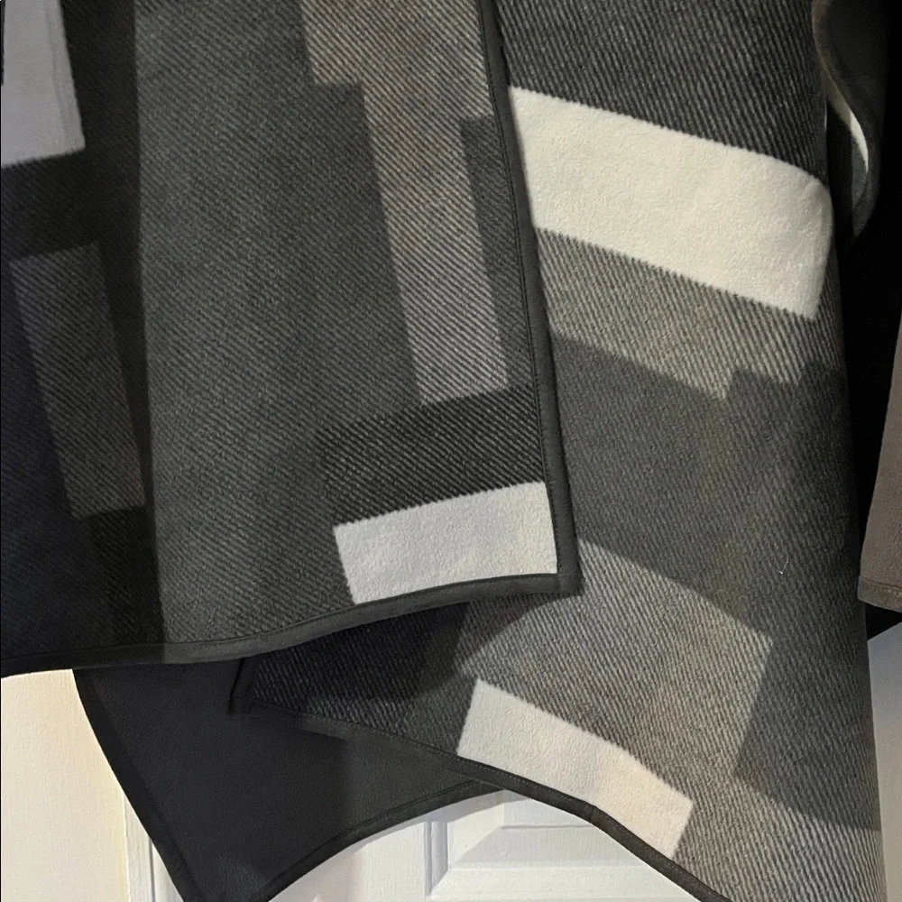 Reversible Woolrich Black & Gray Patterned Cape - Picture 10 of 15